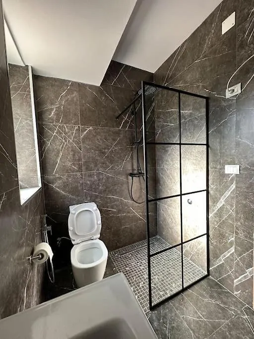 Modern Apartment In The Centre Τίρανα